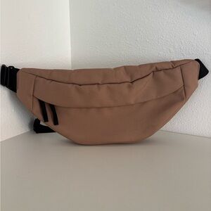Everlane Renew Transit Fanny Pack crossbody in tan